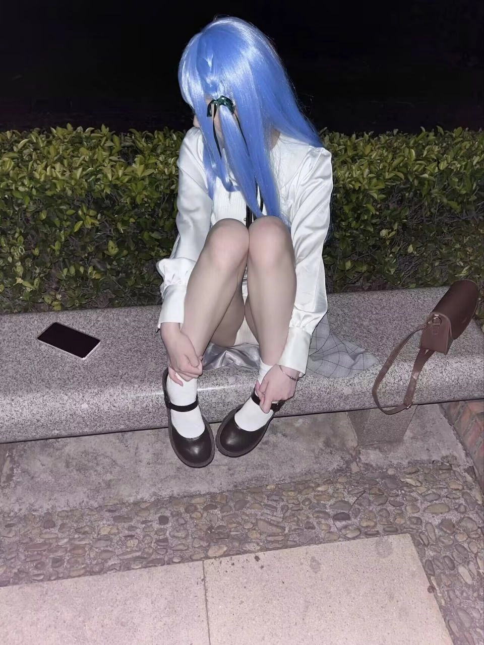 一位穿着头盔和蓝色夹克的女人骑着摩托车。