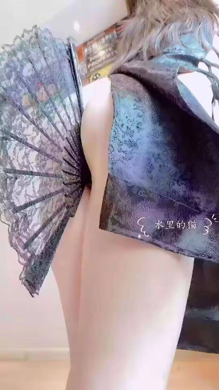 女人穿着蓝色的斧头,拿着蓝色的伞。