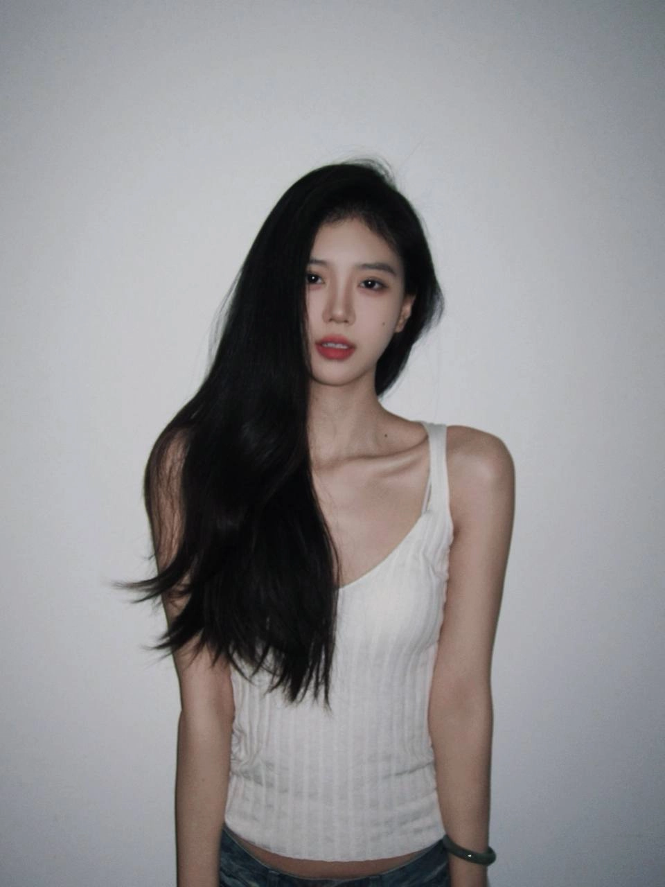 长黑头发和红嘴唇的女人。