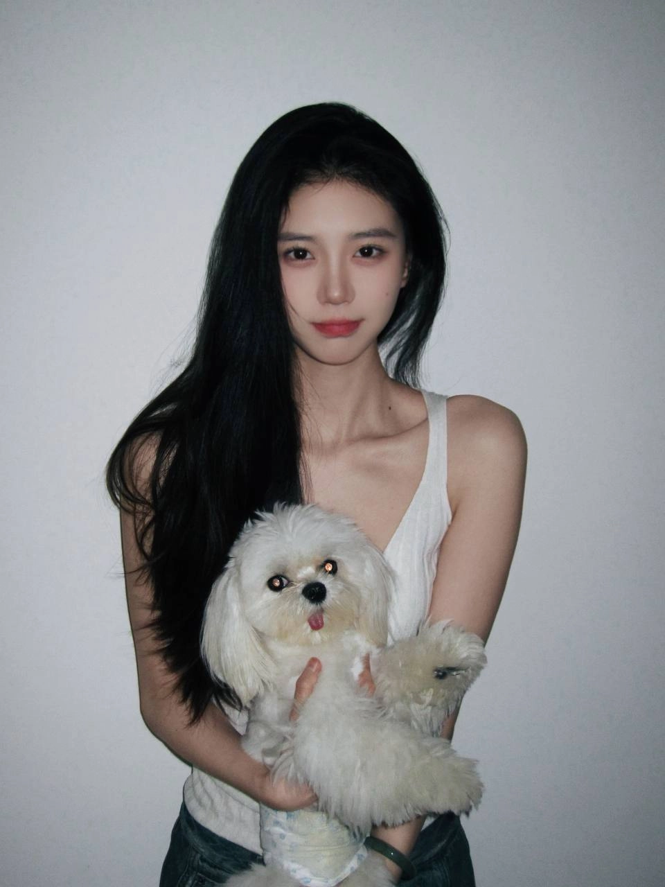 长黑头发和红嘴唇的女人。