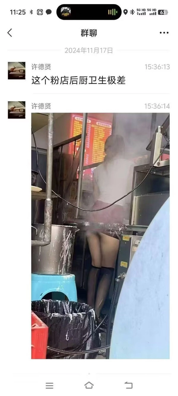 一位穿着白色衬衫和黑色短裤的女人站在电视机前。