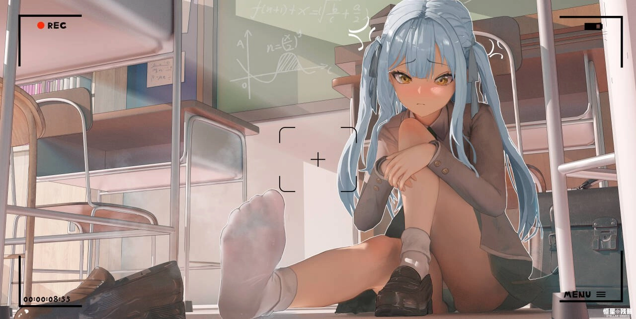 蓝头发的女孩坐在地板上。