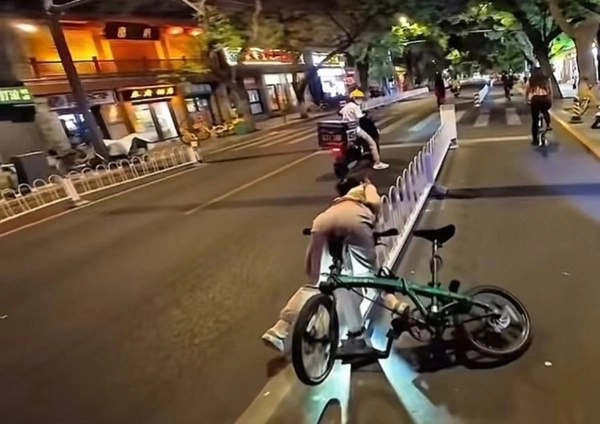 女人在街上修理自行车。