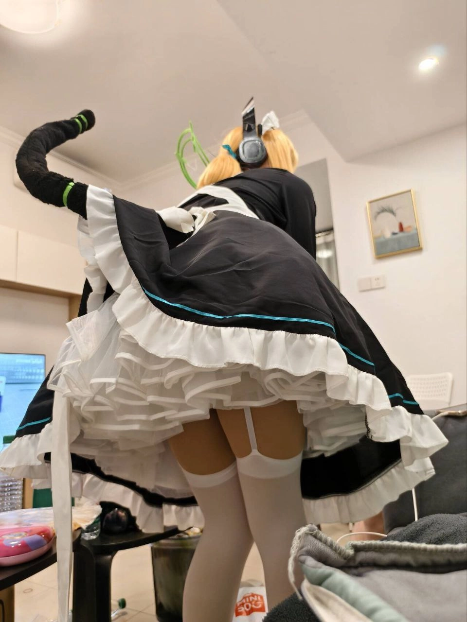 穿着女仆服装和耳机的人。