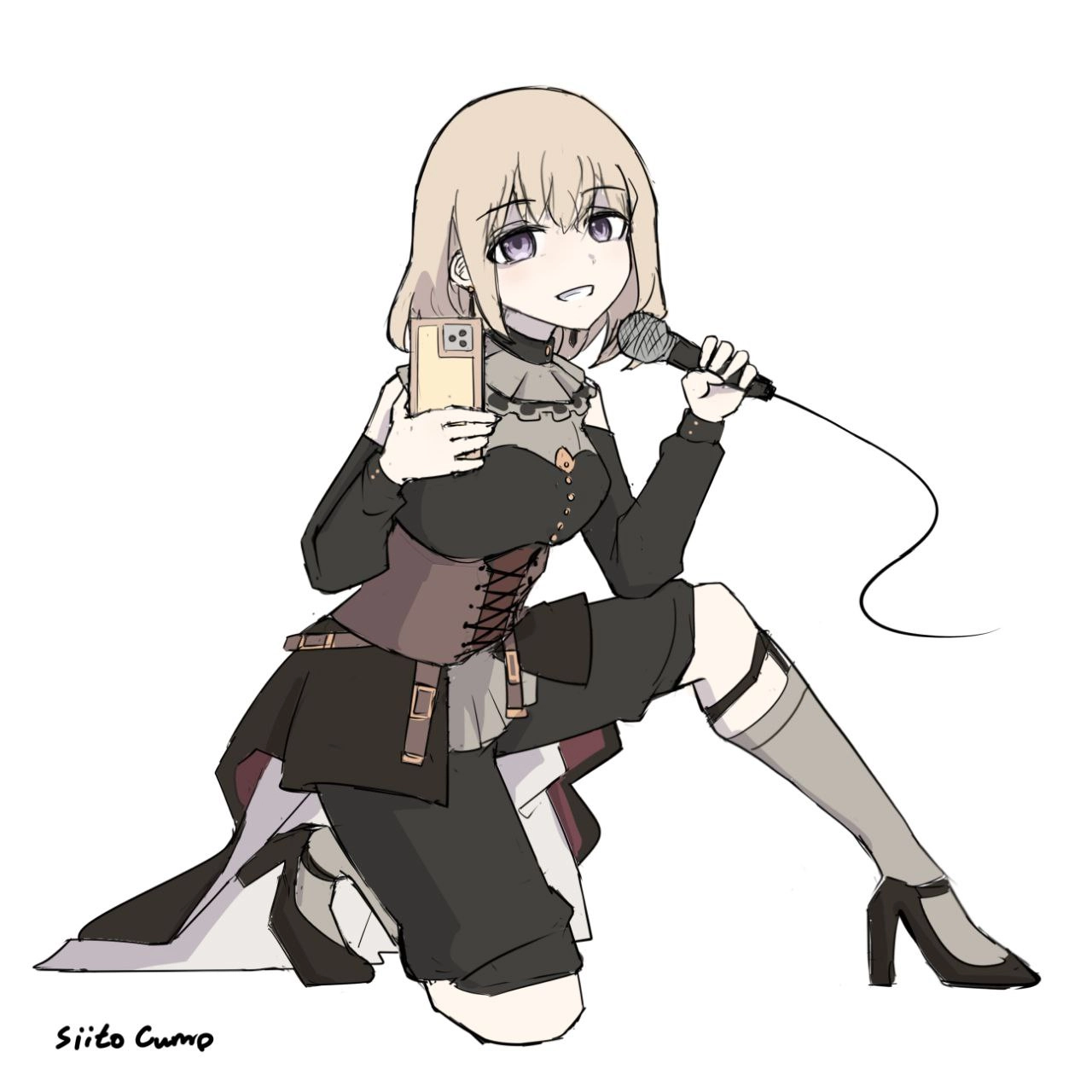 穿着黑色衣服的女人拿着手机和麦克风。