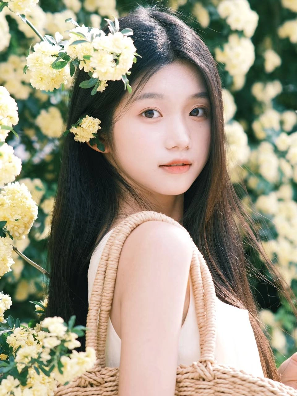 长头发的女人和一个织布的钱包为一张照片。