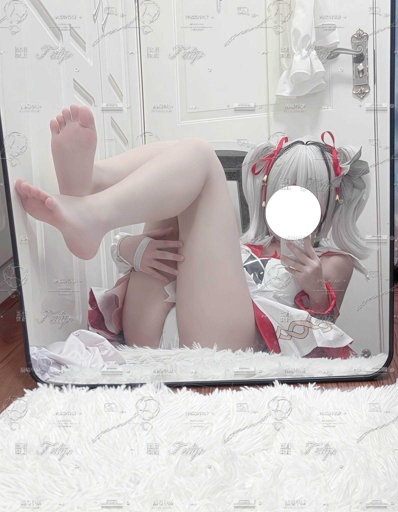 女人在镜子前拍个自拍。