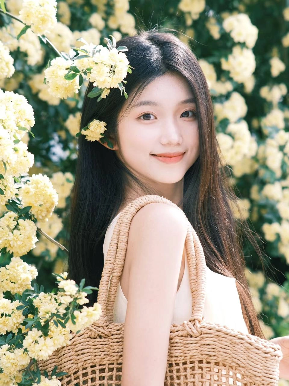 长头发的女人和一个织布的钱包为一张照片。