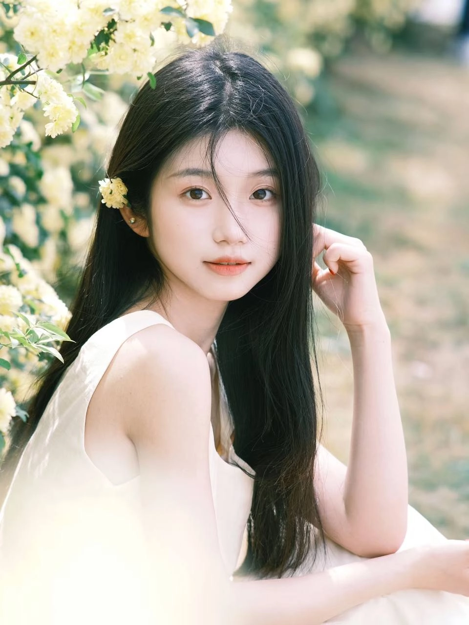 长头发的女人和一个织布的钱包为一张照片。