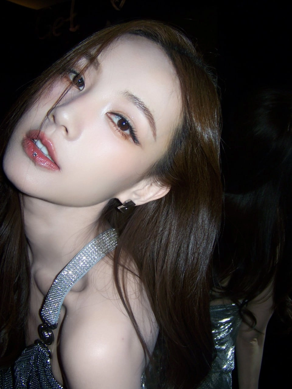 长头发和黑带的女人。