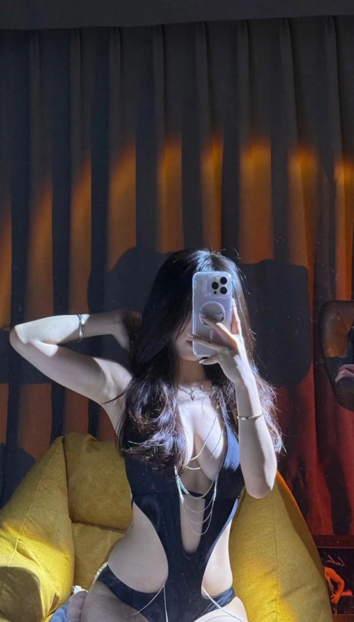 女人穿着黑色裙子拍自拍。