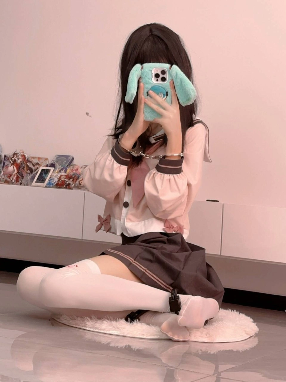 女人带着一只动物自拍。