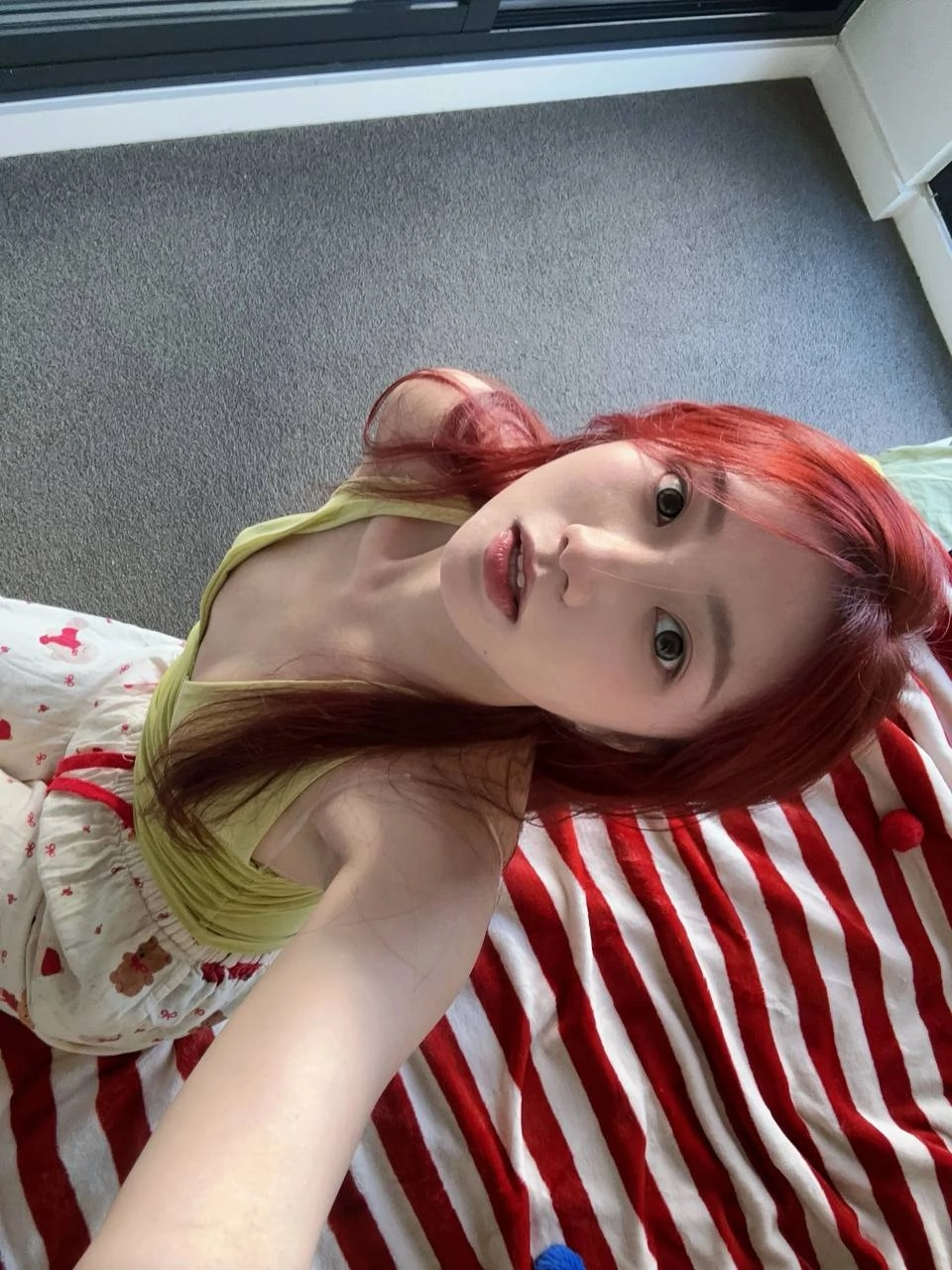 红头发的女人坐在床上。