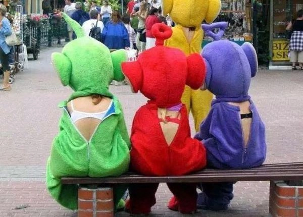 三个装扮成卡通人物的人坐在凳子上。