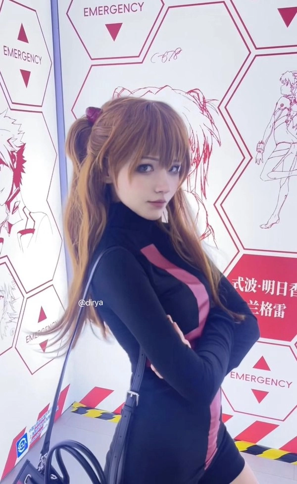 穿着粉红色衬衫的女人为一张照片。