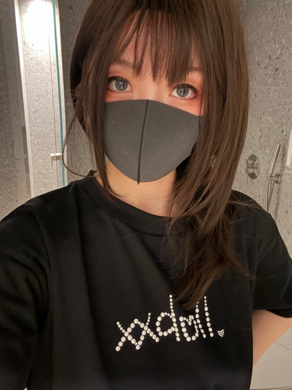 女人用手机拍自拍。