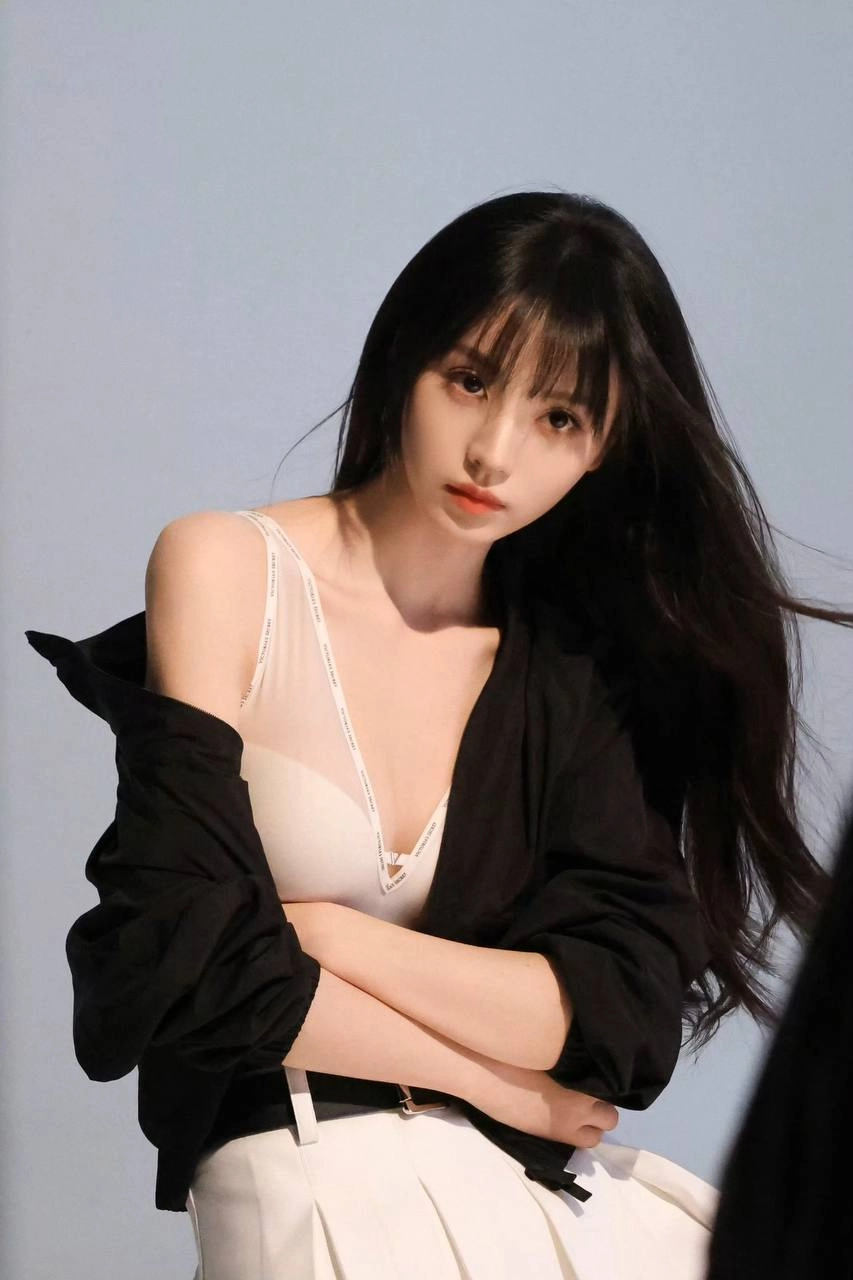 长头发和一件棕色衬衫的女人。