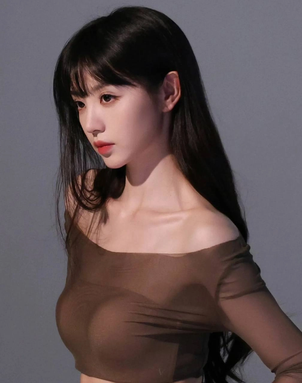 长头发和一件棕色衬衫的女人。