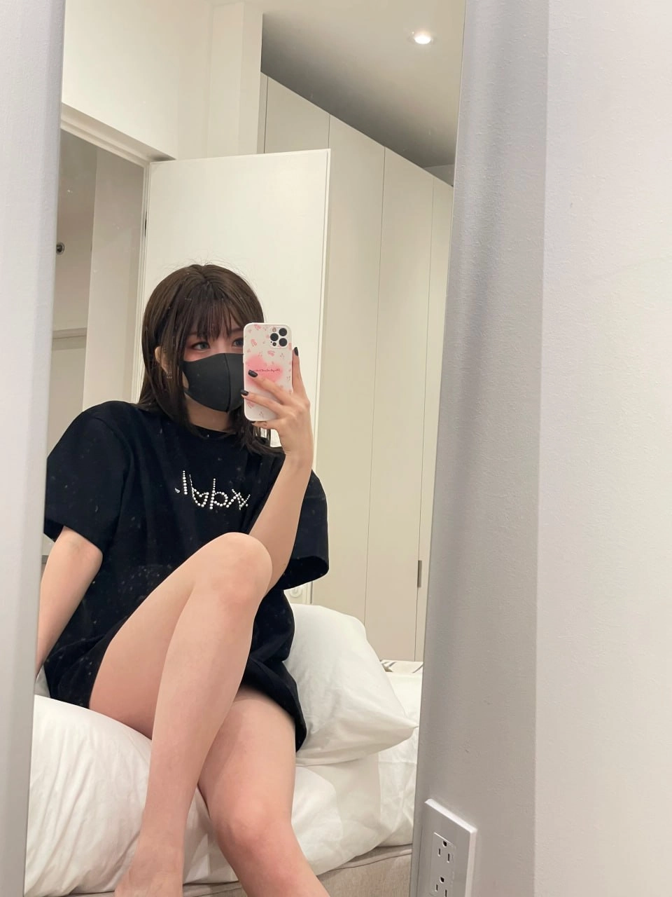 女人用手机拍自拍。