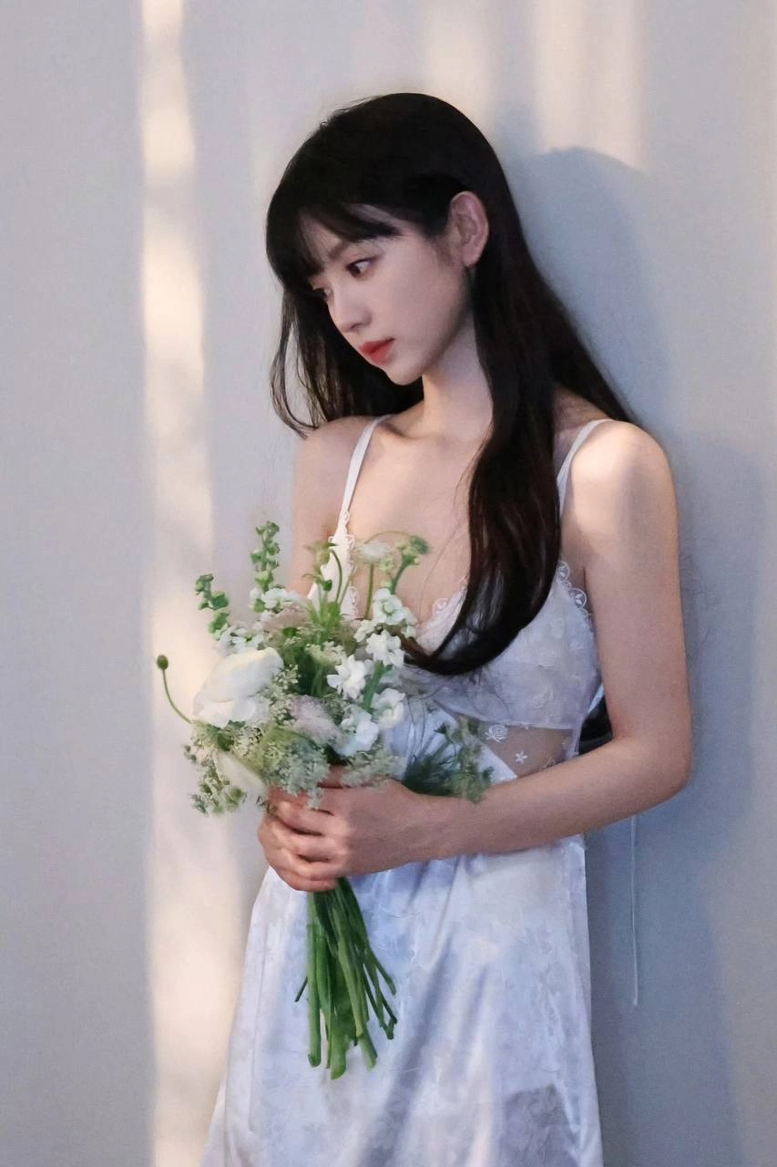 长头发和一件棕色衬衫的女人。