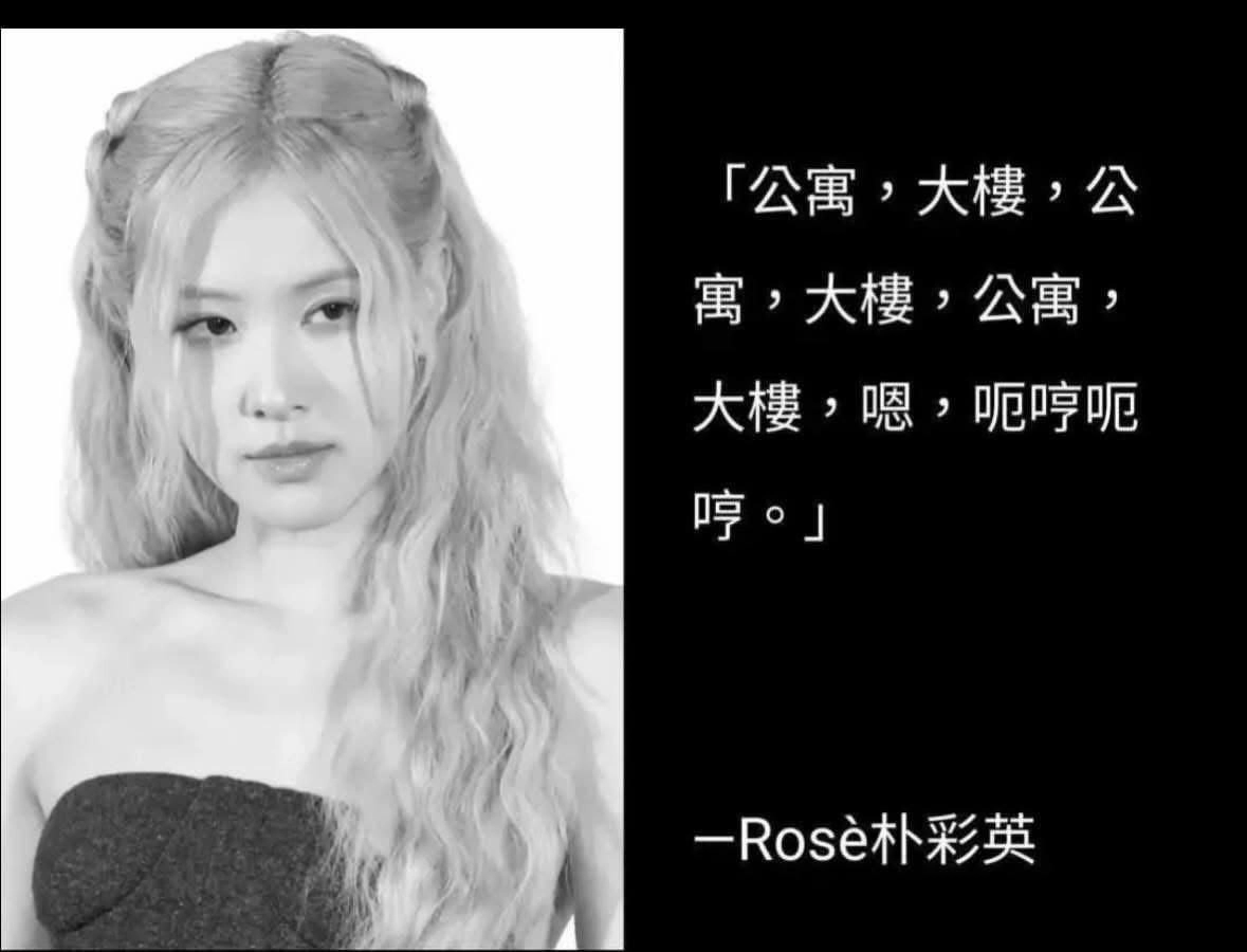 长头发的女人和一张黑白照片。