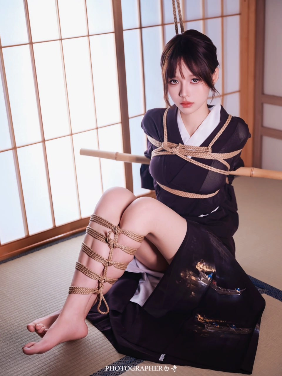 女人被绳子绑着。