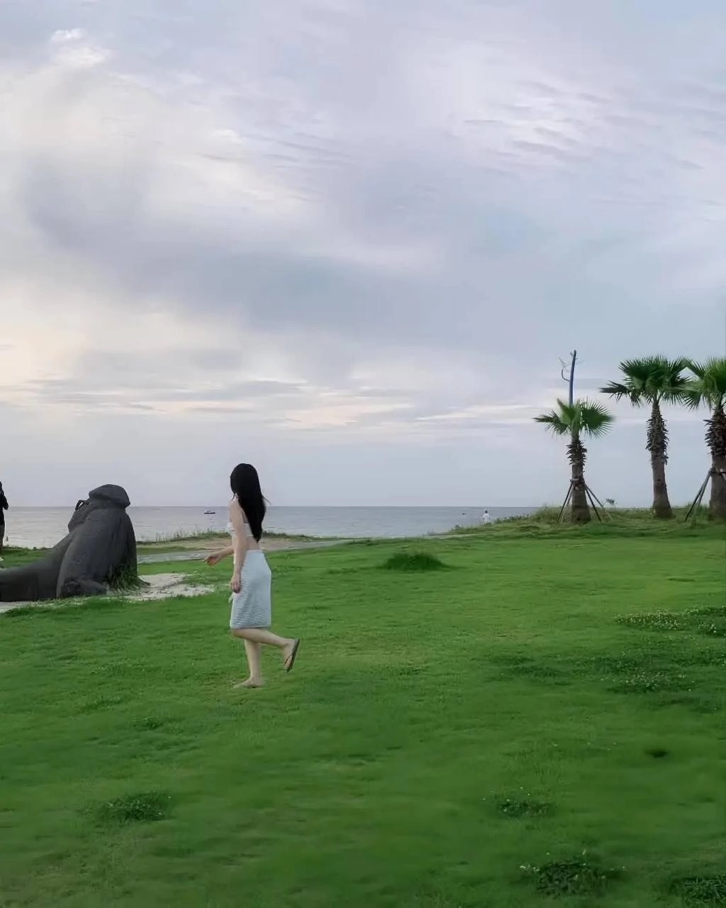 穿比基尼的女人站在水里。