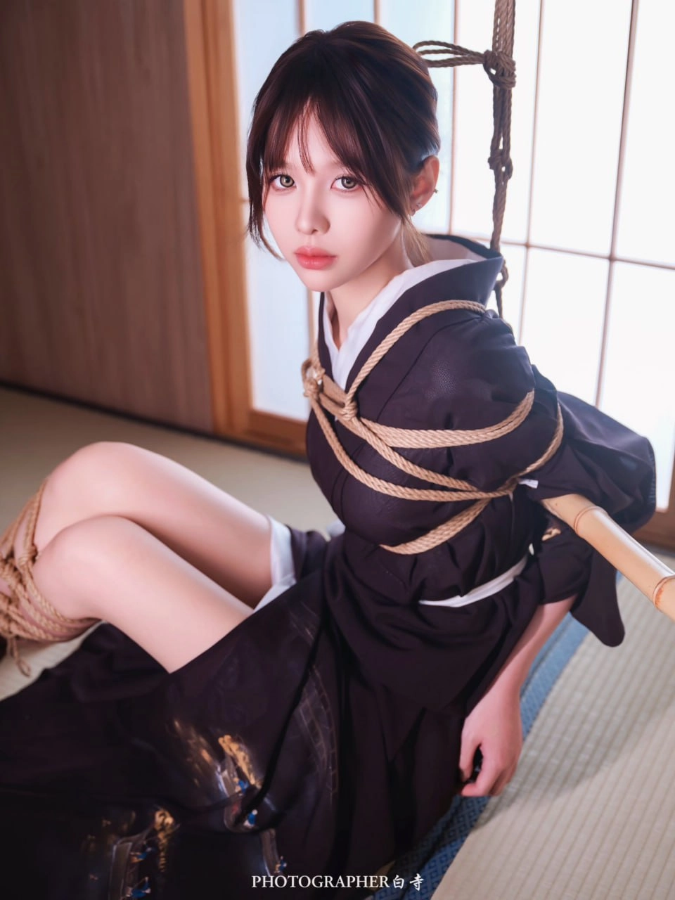 女人被绳子绑着。