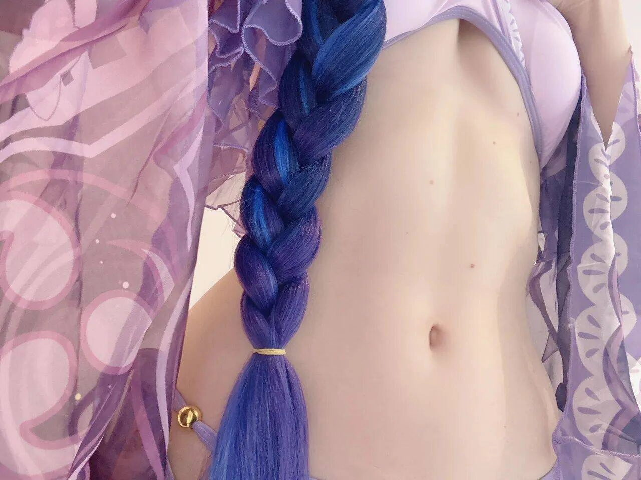 蓝头发和紫色裙子的女人。