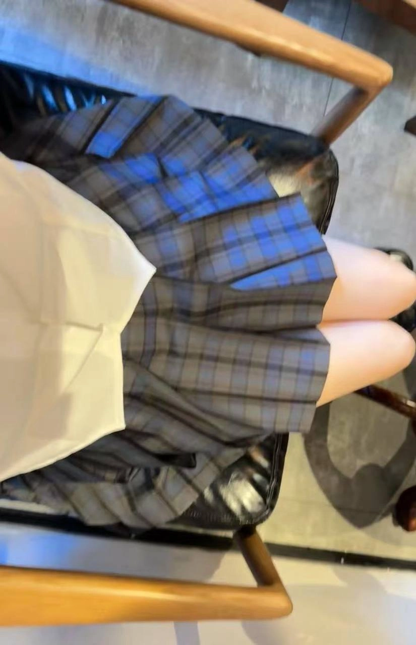 穿着蓝色和白色的裙子的女人。