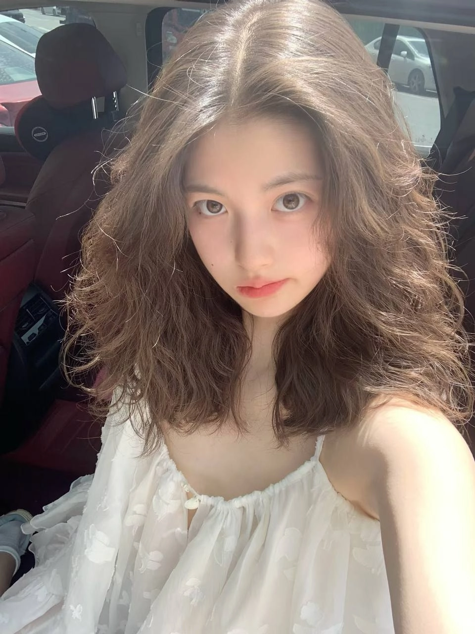 长头发的女人,一件白色的衬衫。