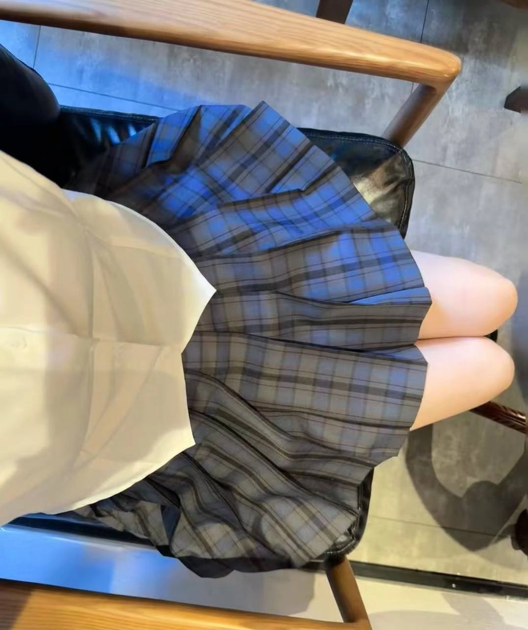 穿着蓝色和白色的裙子的女人。