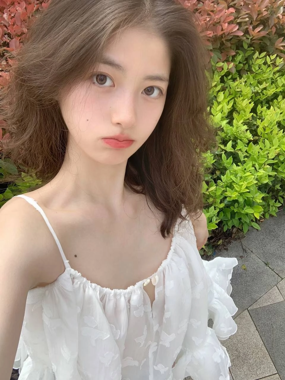 长头发的女人,一件白色的衬衫。