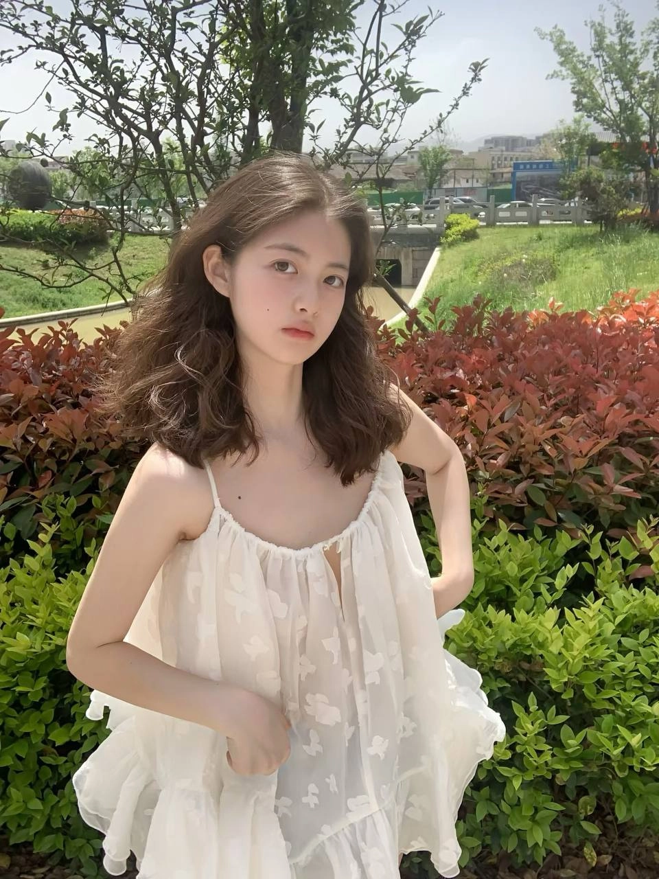 长头发的女人,一件白色的衬衫。