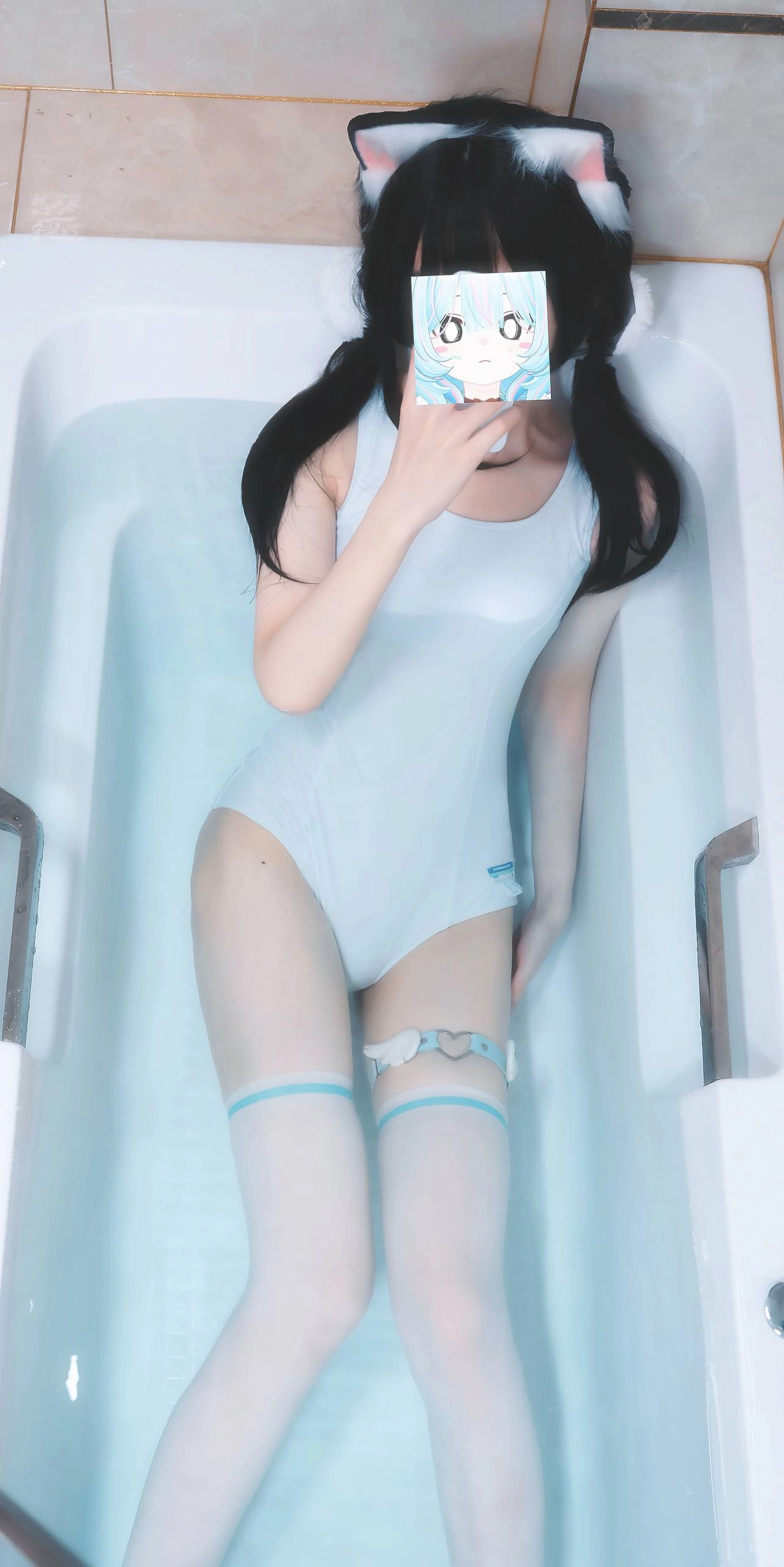 有猫的耳朵的女孩在浴缸里拍个自拍。