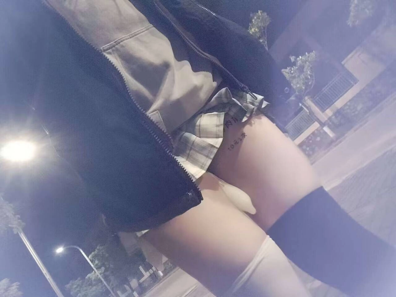 女人穿着一件裙子,她的腿上有纹身。