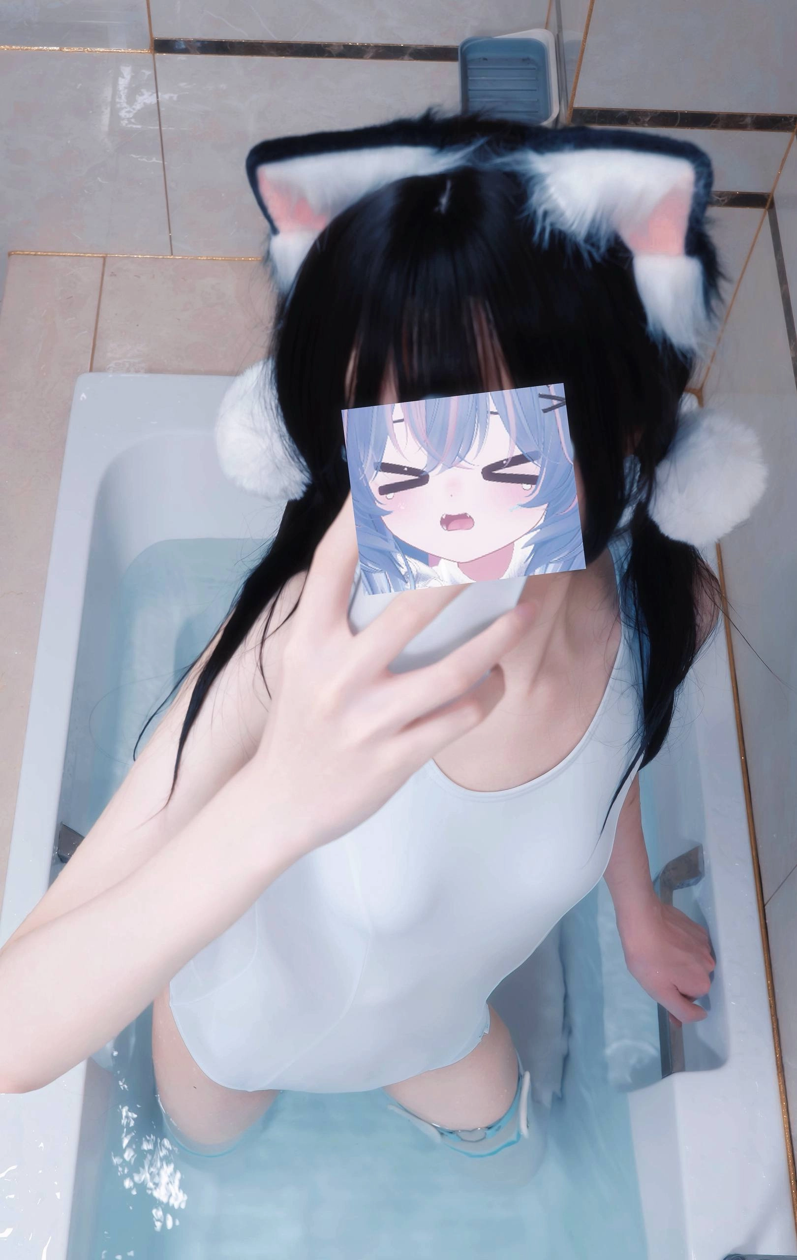 有猫的耳朵的女孩在浴缸里拍个自拍。