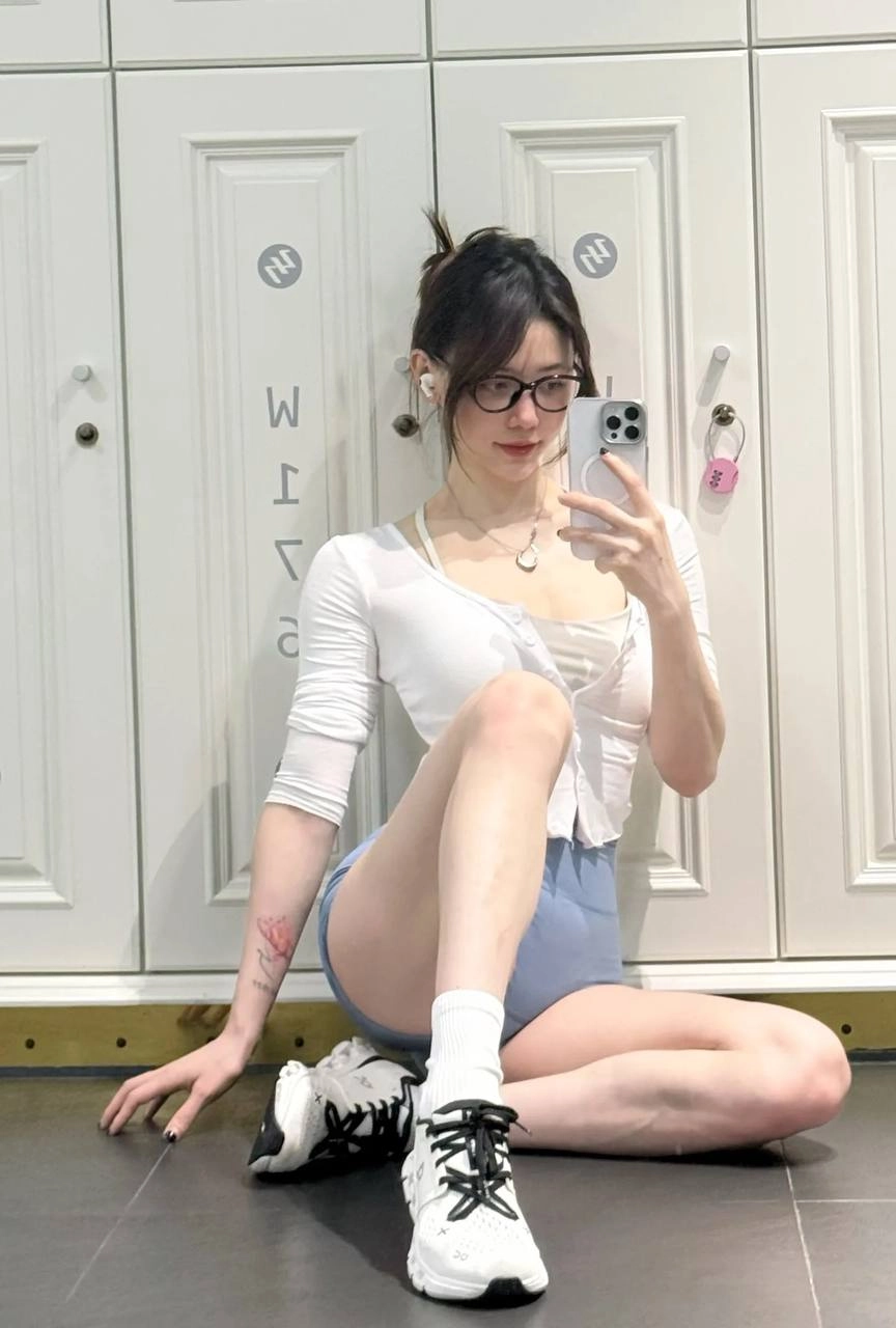 女人在衣柜里拍个自拍。