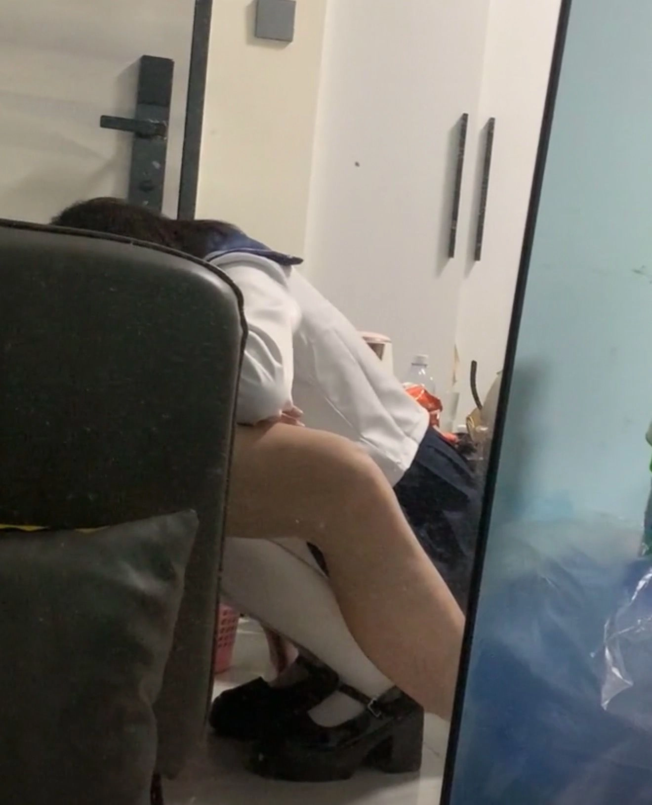 女孩坐在椅子上,双腿交叉。