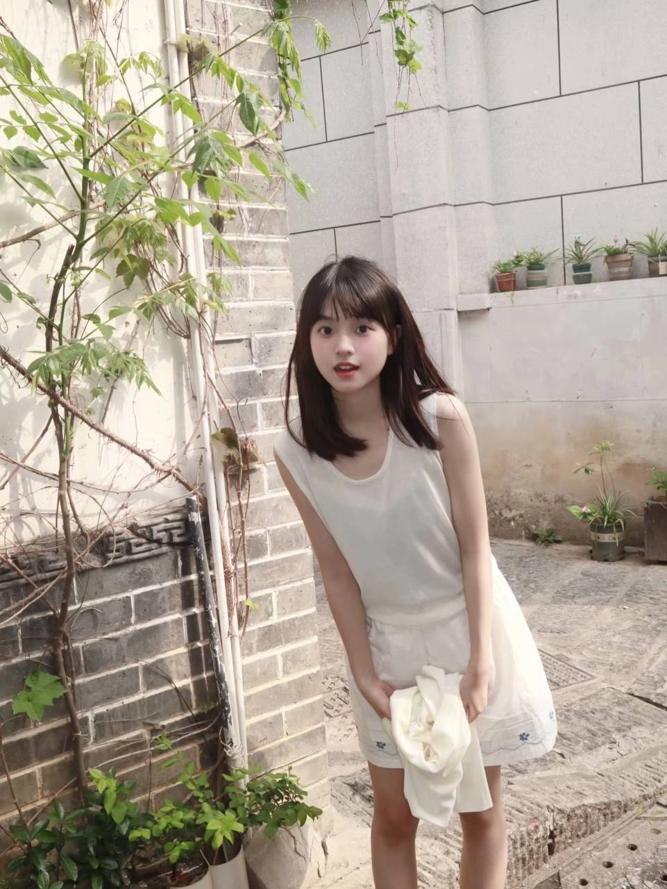 长头发的女人和一件白色夹克。