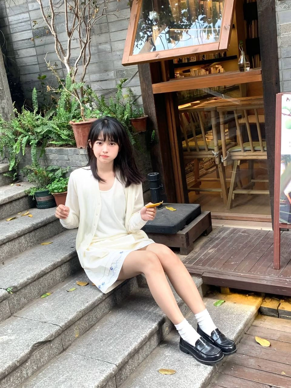 长头发的女人和一件白色夹克。