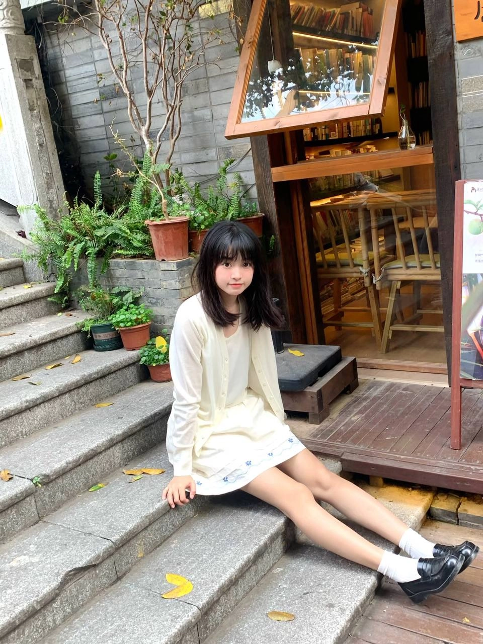 长头发的女人和一件白色夹克。