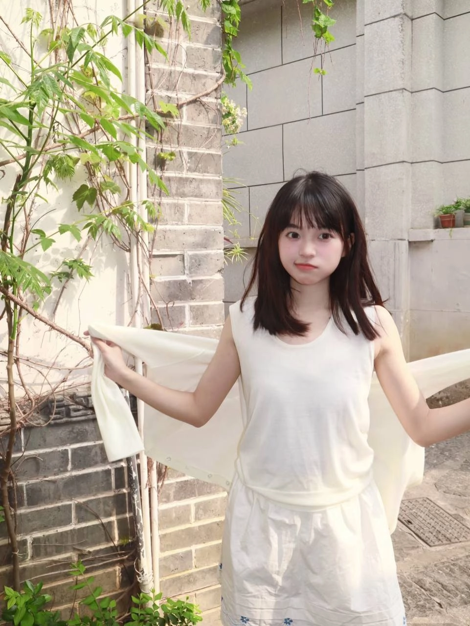 长头发的女人和一件白色夹克。