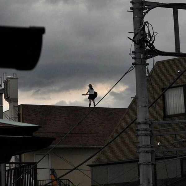 女人站在屋顶上。