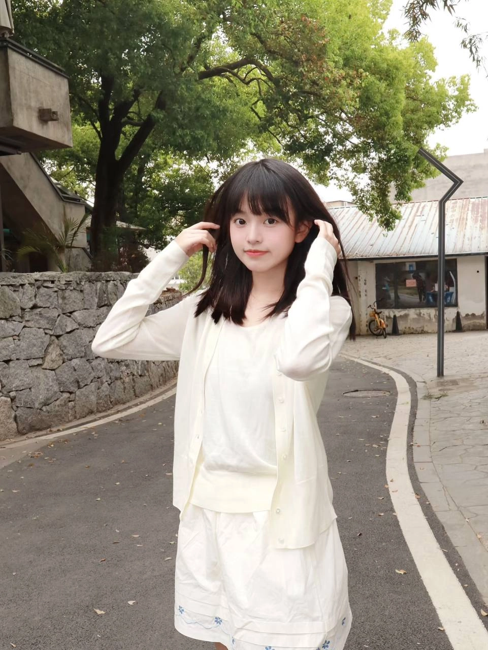 长头发的女人和一件白色夹克。