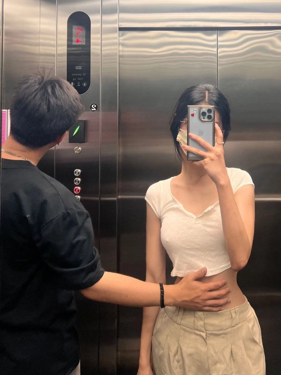 女人在电梯里拍个自拍。