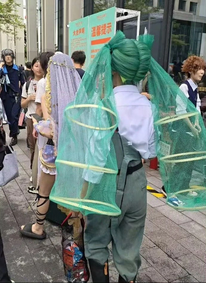 女人睡在网里。