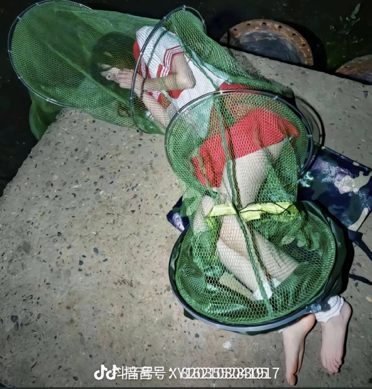 女人睡在网里。