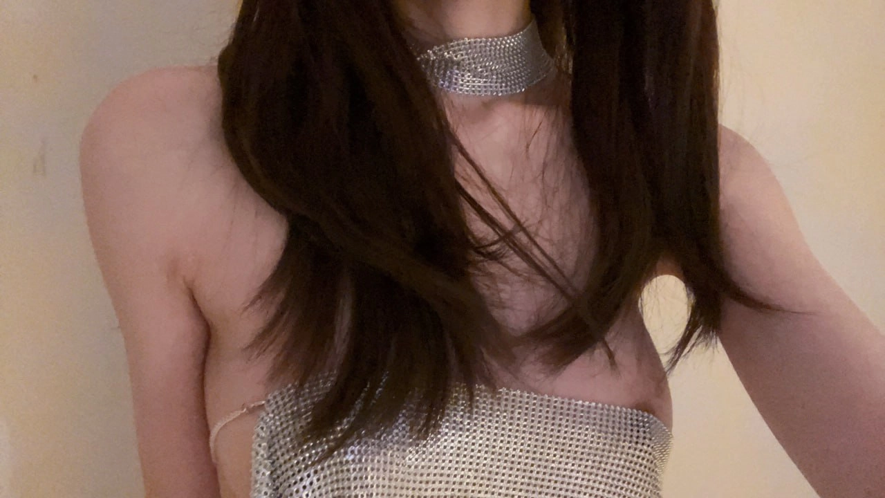 长头发的女人穿着一件银色的衬衫。