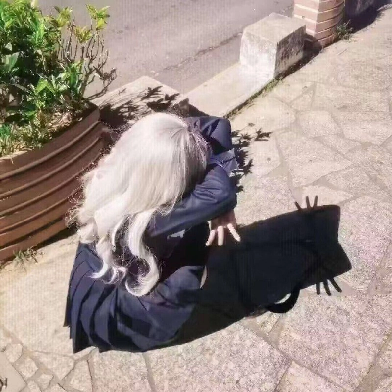 金发的女人坐在地上。